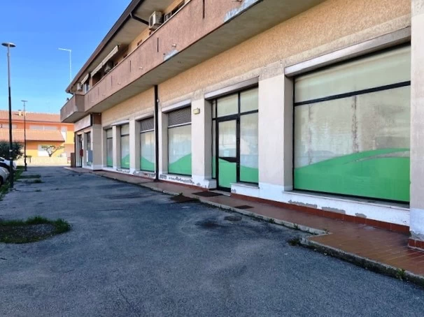 A CAVARZERE (VENEZIA) SPAZIO COMMERCIALE IN VENDITA