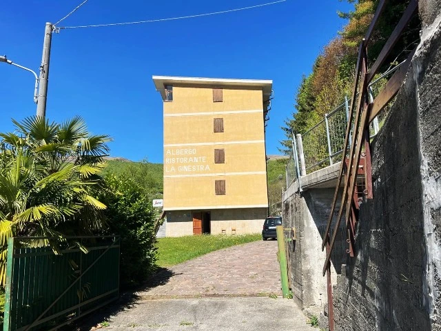 VAL REZZO (COMO) ALBERGO DA RISTRUTTURARE IN VENDITA